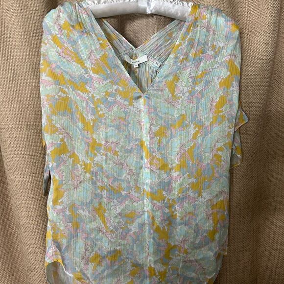 VINCE Lotus Ruched Dolman Sleeve Silk
Blouse, Small
Size: XXS Vince
NWT - Picture 4 of 9